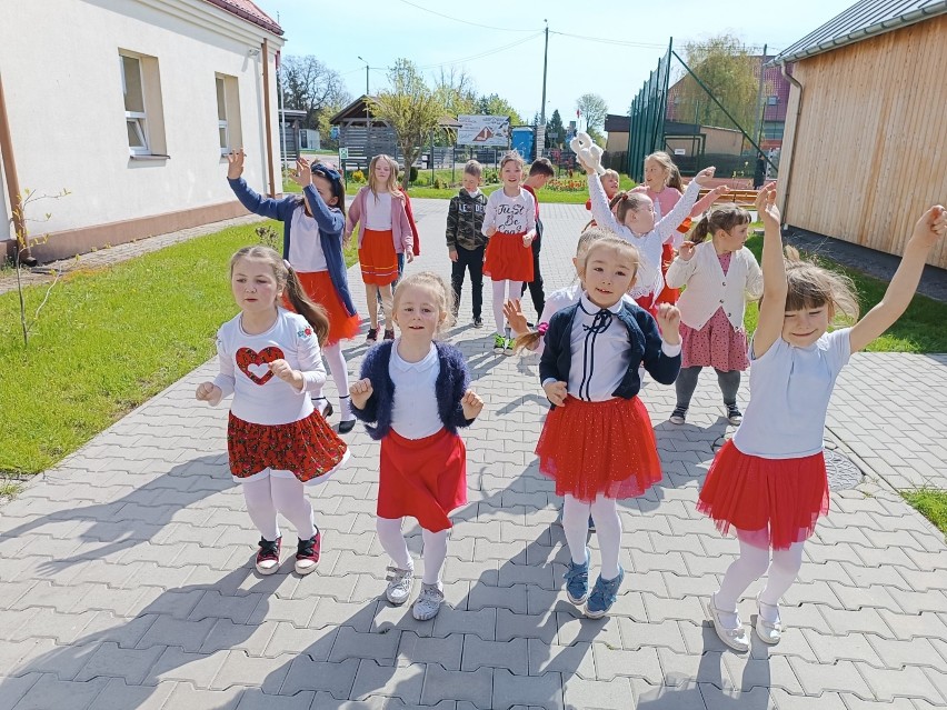 W szkole w Ujeździe tańczyli dla zdrowia. Radosne obchody Międzynarodowego Dnia Tańca
