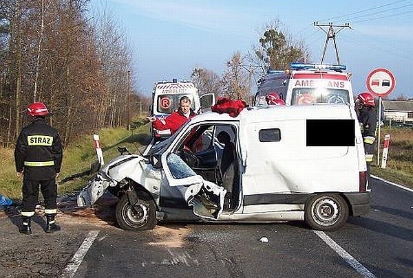 Kierowca citroena zmarł w szpitalu.