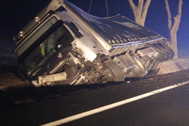 Śmiertelny wypadek na DK11 w Wielkopolsce. Na trasie Kórnik - Koszuty samochód osobowy zderzył się z ciężarówką. Jedna osoba nie żyje.Kolejne zdjęcie --->