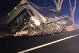 Śmiertelny wypadek na DK11 w Wielkopolsce. Na trasie Kórnik - Koszuty samochód osobowy zderzył się z ciężarówką. Jedna osoba nie żyje