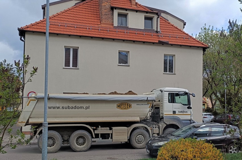 Duże pojazdy budowlane na ul. Pileckiego w Oświęcimiu