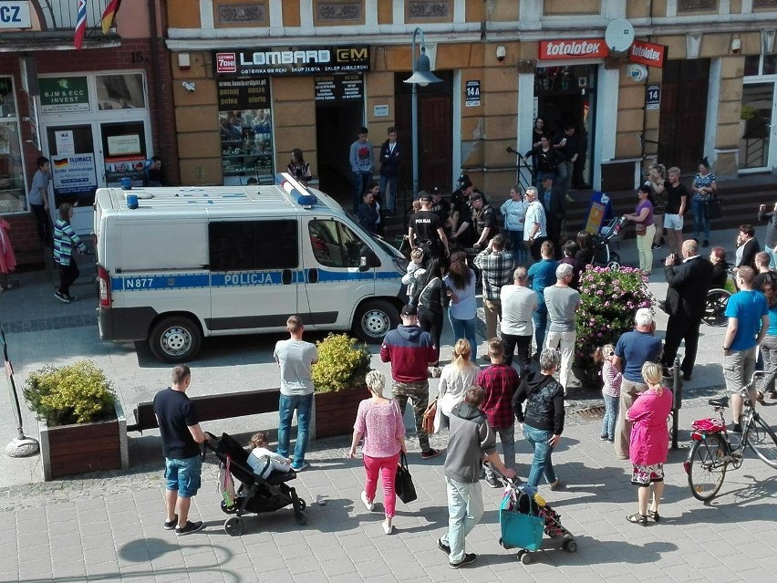 Interwencja policji w Lęborku. Skuli rowerzystę, który jechał w niedozwolonym miejscu