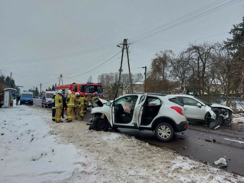Groźny wypadek w Rąbieniu pod Łodzią. Zderzenie 2 samochodów, 4 osoby poszkodowane ZDJĘCIA