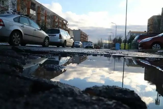 Ubezpieczenie samochodu na dziury w drogach. Czy można dostać odszkodowanie za uszkodzenie samochodu w dziurze?