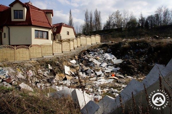 Takie miejsca w Zielonej Górze wciąż się zdarzają. Na fakt nielegalnych wysypisk uczula Ruch Miejski Zielona Góra.