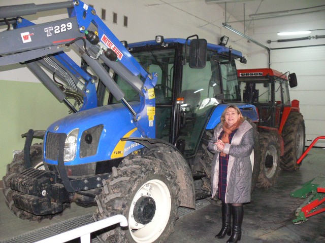 Alicja Szatan, dyrektor  Zespołu Szkół Centrum Kształcenia Rolniczego w Sandomierzu - Mokoszynie w nowym garażu dla maszyn rolniczych.