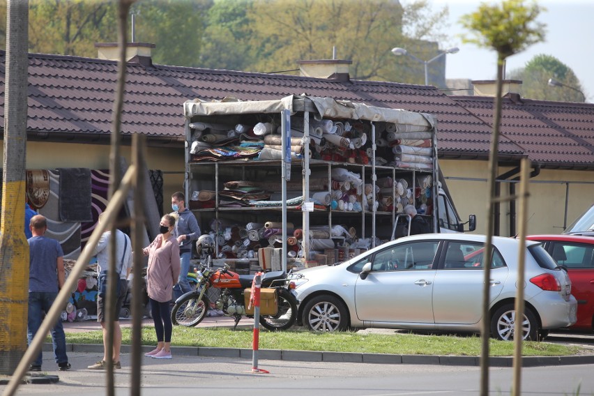 Tłumy na targowisku w Będzinie. Od soboty jest otwarte w...