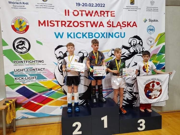 Grad medali ekipy Wielicko-Gdowskiej Szkoły Walki Prime w II Śląskiej Lidze Kickboxingu w Katowicach [ZDJĘCIA]