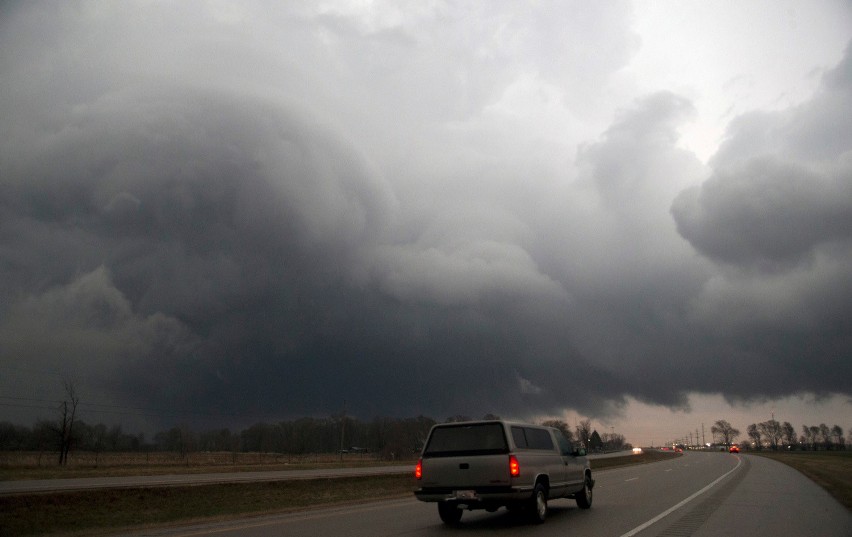 Gwałtowne burze z wyładowaniami atmosferycznymi,...