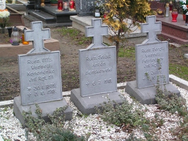 Obcy żołnierze pojawili się w tych stronach także w 1918 roku, w czasie I wojny światowej. Byli to Rosjanie walczący z wojskami Cesarstwa Niemieckiego. Na ich groby można natrafić na cmentarzu parafialnym w Strzelcach Opolskich.