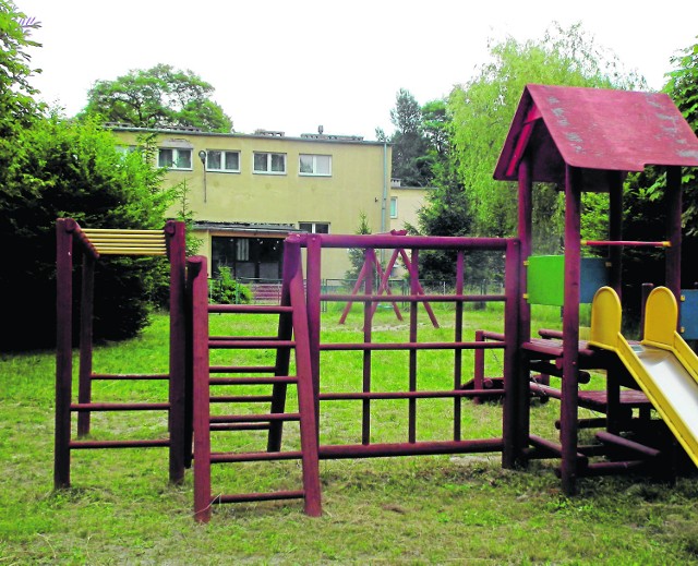 Budynki oświatowe w Szymanowie są pięknie położone niedaleko lasu. Szkoła podstawowa została  zlikwidowana w 2012 roku ze względu na koszty.