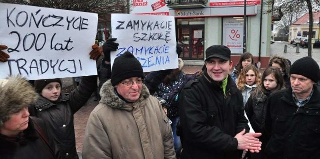 Podczas pikiety głos zabrał między innymi Wojciech Wąsik (drugi z prawej), szef Stowarzyszenia Moje Miasto Tarnobrzeg, który przedstawił plan działania na zbliżający się decydujący tydzień.