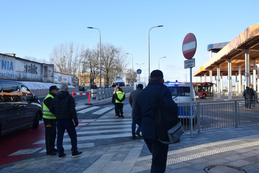 Odsłonięcie płyty pamiątkowej w hołdzie dla Sławomira Pajora w Zintegrowanym Centrum Przesiadkowym [ZDJĘCIA]