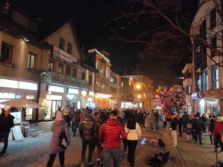 Zakopane oblężone. Tłumy na Krupówkach, kolejki przed restauracjami. Tysiące turystów w długi weekend na Podhalu [ZDJĘCIA]