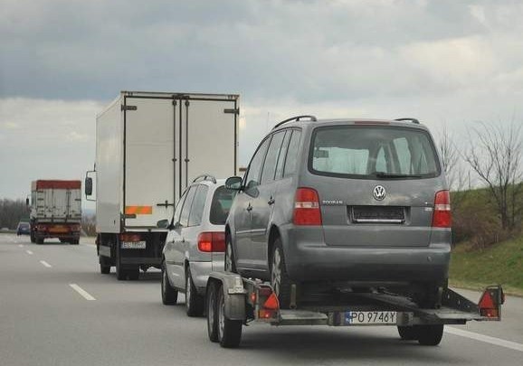 Na autostradach niemieckich można spotkać wiele polskich lawet, wiozących samochody  (fot. Tomasz Gawałkiewicz)