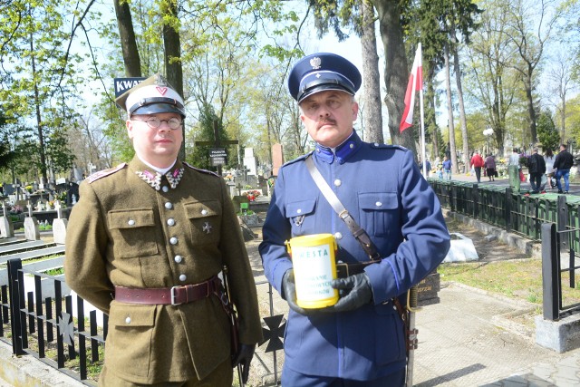 Marcin Tuzinek (z lewej) i Paweł Łuk - Murawski kolejny raz kwestowali na radomskim cmentarzu w Wielką Sobotę.