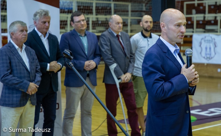 Konferencję prasową zorganizowano w hali Ośrodka Sportu i...