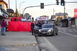 Wypadek z udziałem karetki w Biłgoraju. Siła uderzenia była tak duża, że z pojazdu wypadła jedna osoba
