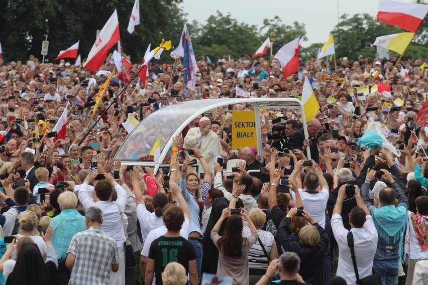 Papież Franciszek w papamobile przejechał na Jasną Górę