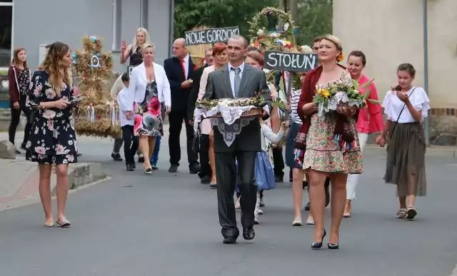 Starostami dożynek byli Dorota Simińska i Łukasz Cyraniak. Przekazali wójtowi okazały bochen chleba, wypieczony z tegorocznego ziarna.