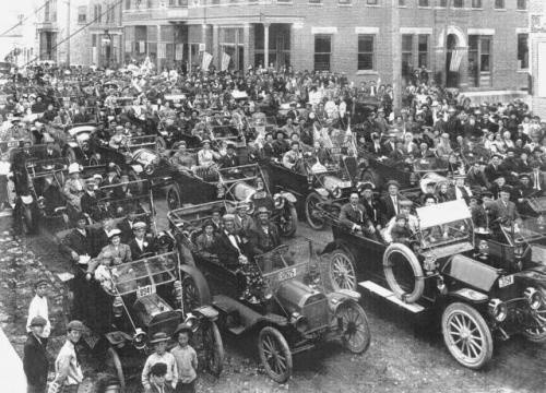 W roku 1912, z którego pochodzi to zdjęcie Ford T kosztował 575 dolarów. Po raz pierwszy było to mniej niż przeciętna, roczna pensja w Stanach. Do 1924 roku cena auta spadła do 290 dolarów