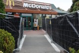 Wielkie zamieszanie w McDonaldzie na Retkini? Co się stało, że restauracja jest ogrodzona, białe namioty oraz wielki plac budowy