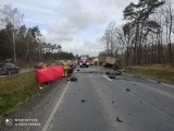Tragiczny wypadek pod Pabianicami. Czołowe zderzenie samochodu ciężarowego i osobowego. Kierowca osobówki zginął na miejscu 15.03.2023