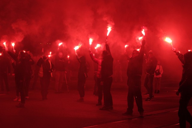 Kibice Lecha Poznań odpaleniem rac uczcili rocznicę wybuchu Powstania Wielkopolskiego