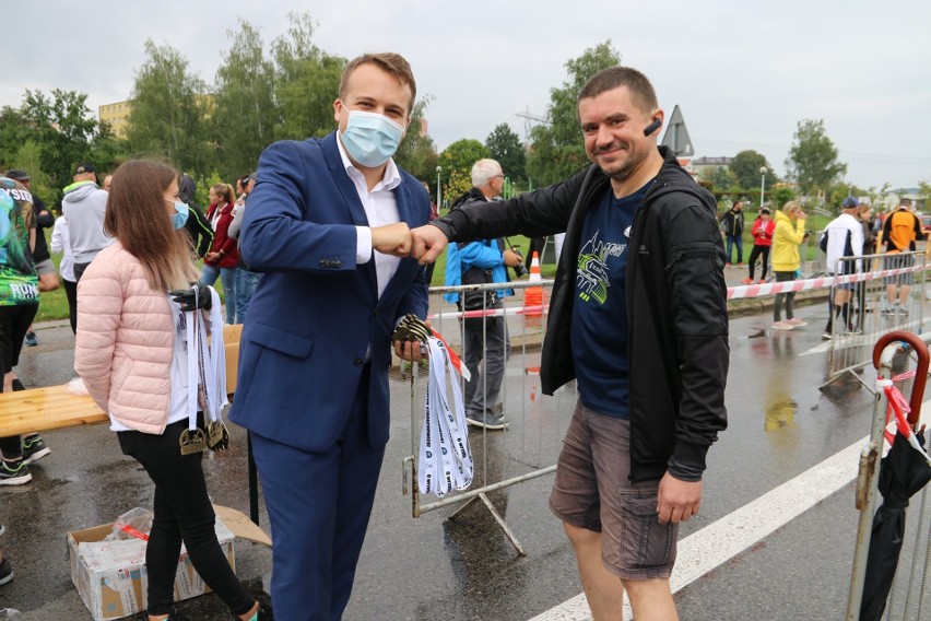 Deszczowy ale bardzo udany 4 Półmaraton Starachowicki – Obrońcom Starachowic. Setki osób na starcie. [ZNAJDŹ SIE NA ZDJĘCIACH]