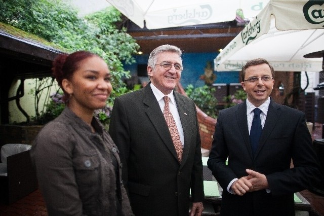 Juan Castro Martinez, ambasador Kuby przyjechał na zaproszenia posła SLD Dariusza Jońskiego (na zdjęciu z tłumaczką).