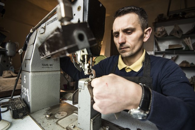 Warsztat każdego szewca szyjącego na miarę pełen jest starych maszyn, które mają po kilkadziesiąt lat, ale są niezawodne.