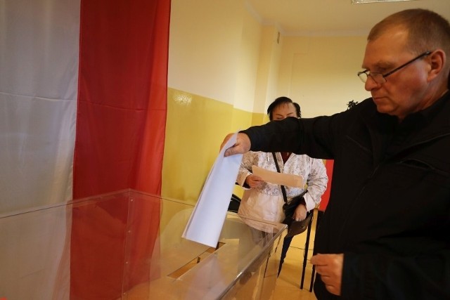 Głosowanie w lokalu wyborczym w SP7 w Szczecinku.