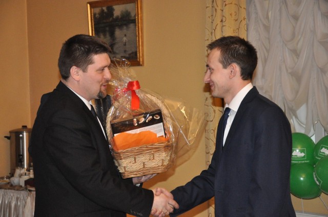 Sławomir Gorzelak (z prawej) zwycięzca plebiscytu na najsympatyczniejszego pracownika Powiatowego Urzędu Pracy odbiera gratulacje od starosty kieleckiego, Michała Godowskiego.