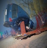 Wypadek na drodze Golina - Kazimierz Biskupi. Auto wbiło się na słup ogrodzenia. Strażacy mówią o cudzie [ZDJĘCIA]