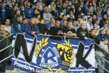 Kibice Ruchu Chorzów w dużej grupie w Śródmieściu Katowic ZDJĘCIA Katowicki fanklub Niebieskich przesadził z reklamą?