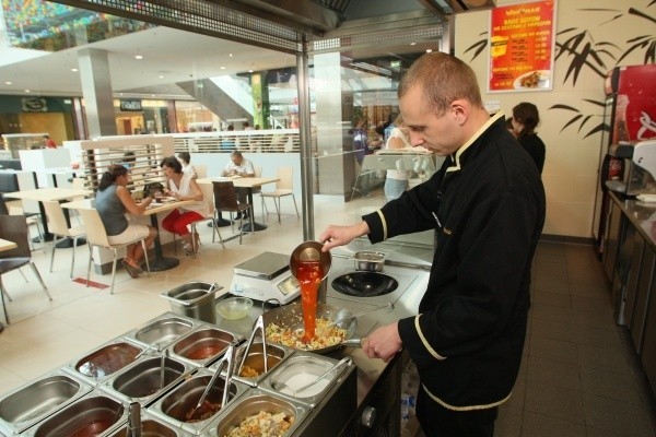 W restauracji Wokman, gdzie specjalnością są chińskie dania klient sam komponuje składniki, a potem kucharz przyrządza je na woku. Na zdjęciu Michał.