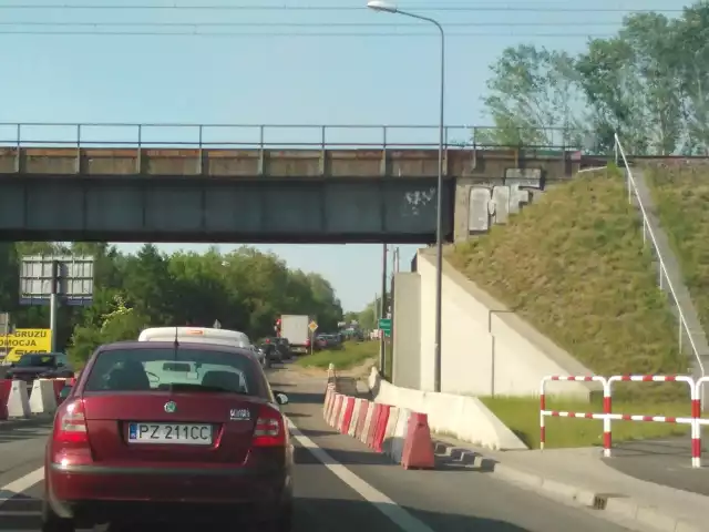 W środę przed godziną 17.00 na drodze z Poznania do Koziegłów doszło do potrącenia motocyklisty. Na miejscu lądował helikopter LPR i tworzą się długie korki, więc kierowcy muszą liczyć się z poważnymi utrudnieniami.