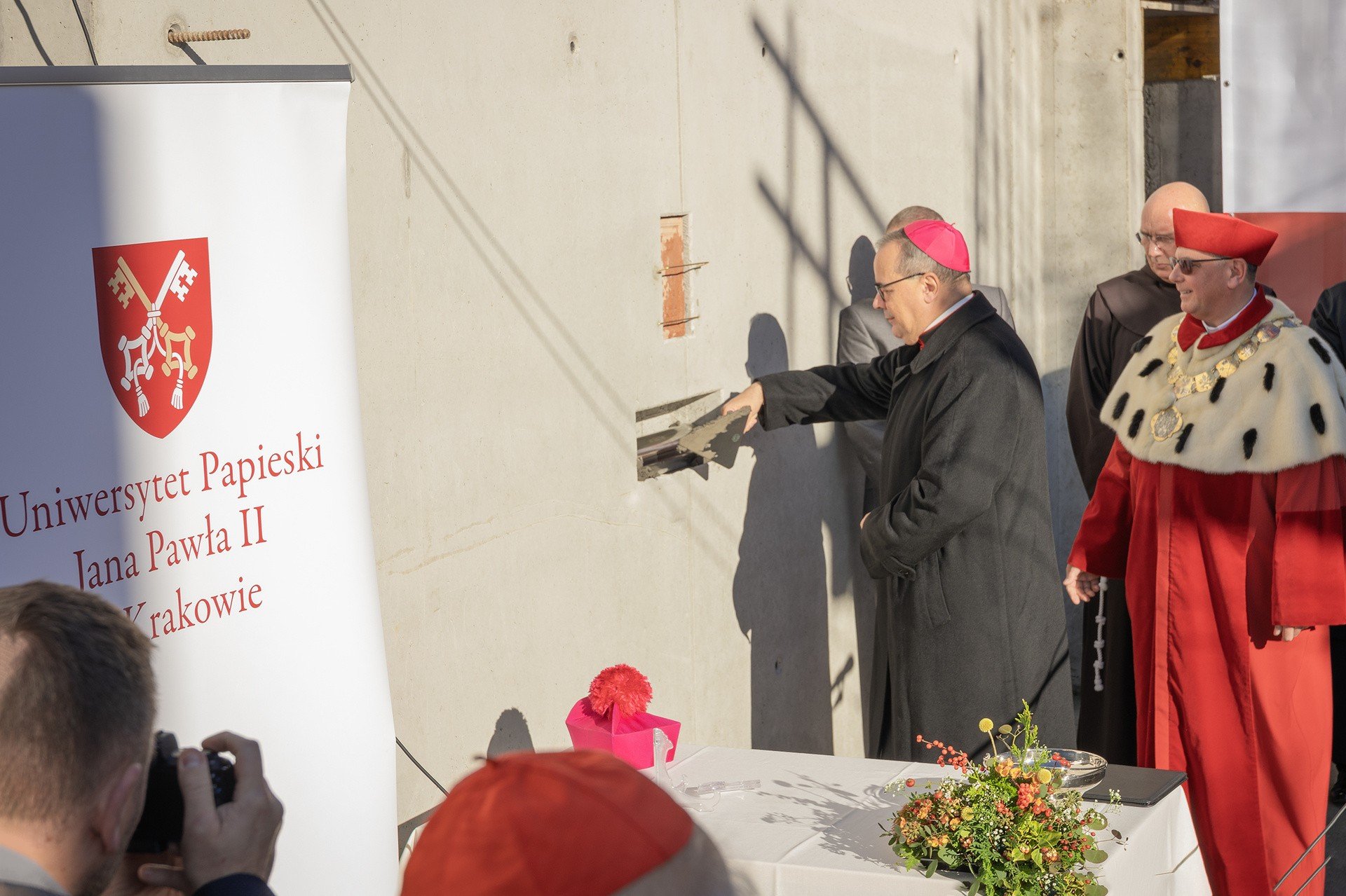 Kraków. Uniwersytet Papieski i historyczny moment. Wmurowanie kamienia