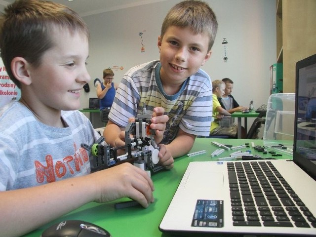 Wiktor i Filip podczas zajęć w szkole RoboTechnic w Kielcach konstruują helikopter z klocków LEGO.