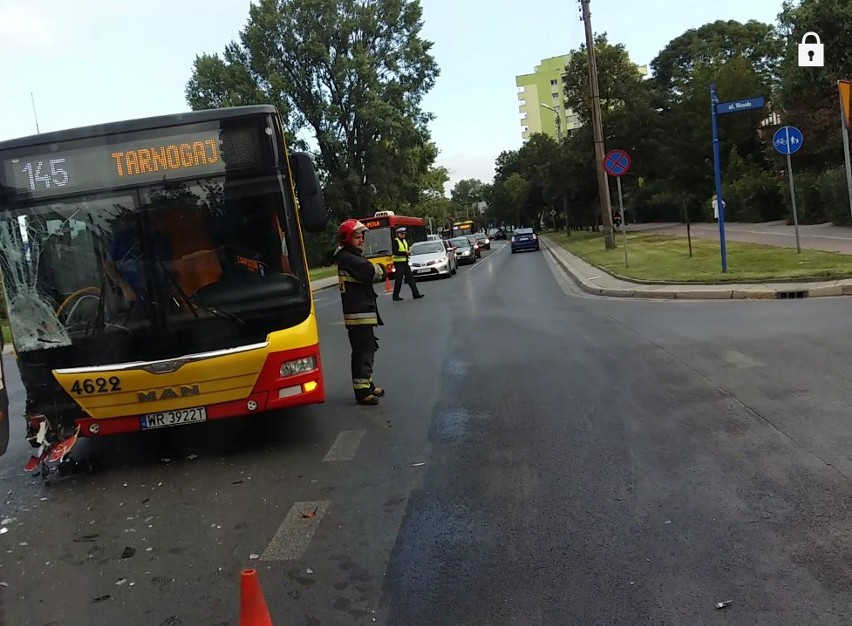Wypadek autobusu MPK na Borowskiej. Cztery osoby ranne