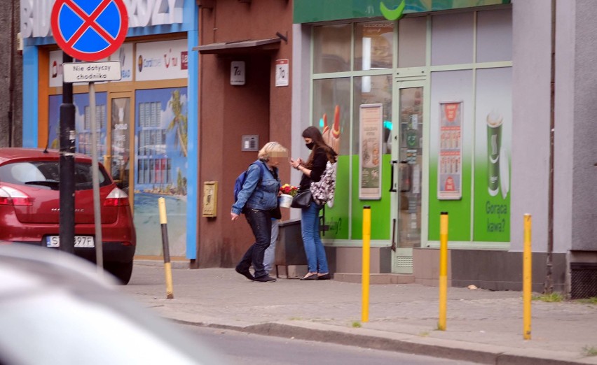 Maseczki coraz rzadziej pojawiają się na ulicach Zabrza....