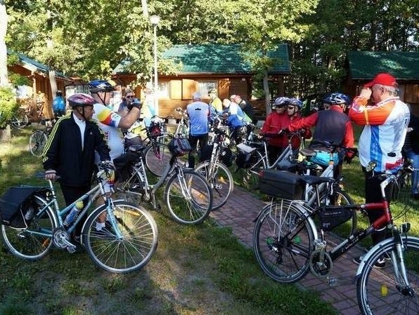 Cykliści zjechali nad jezioro Ostrowskie.