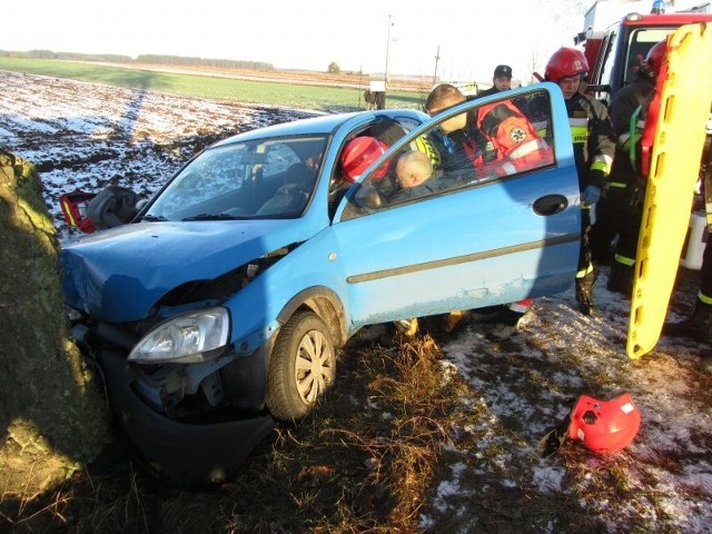 Do wypadku drogowego na trasie Pieniążki – Białaszewo (gm. Grajewo) doszło we wtorek przed godz. 8. Po przybyciu na miejsce zdarzenia kierujący działaniem ratowniczym ustalił, że samochód osobowy Opel Corsa, którym podróżowały 2 osoby (kobieta w wieku 31 lat i dziecko w wieku 4 lat) uderzył  w przydrożne drzewo i zatrzymał się rowie.