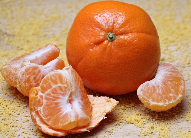 Koniec roku to okres, gdy zapach mandarynek unosi się w wielu polskich domach. Niektórzy nawet nie wyobrażają sobie tego czasu, bez włączenia tych słodkich i pomarańczowych owoców do swojej diety. Jakie jednak właściwości ma ten lubiany przez wielu owoc i kto powinien włączyć go do swojej diety? Sprawdź!