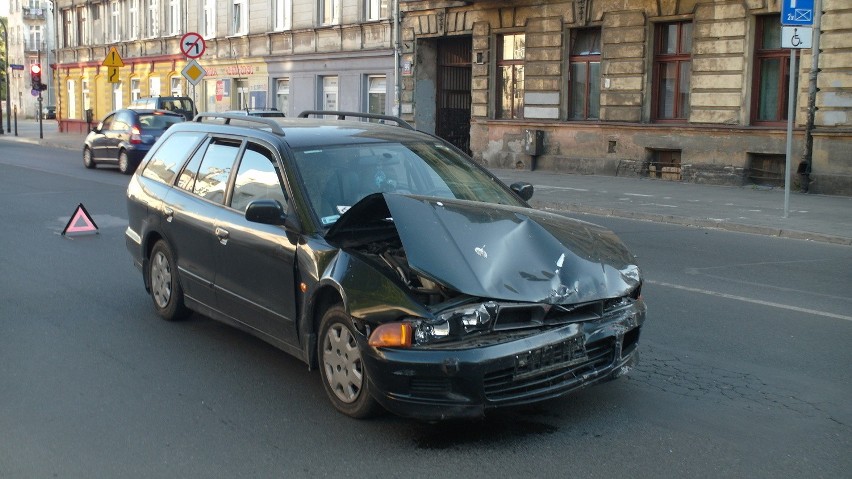 Wypadek na Kopernika w Łodzi. Peugeot wjechał w latarnię [ZDJĘCIA+FILM]