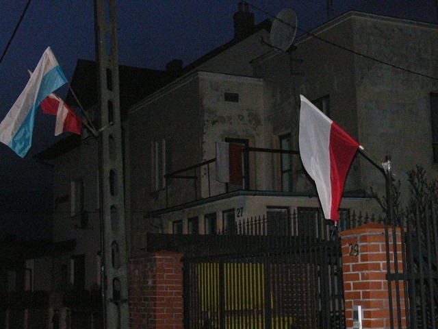 Flagi ozdobione żałobnym kirem można było zobaczyć na wielu prywatnych domach w Skarżysku.