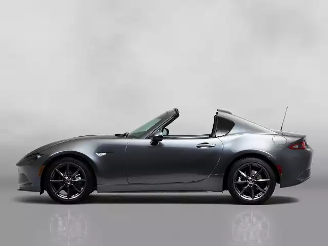 Mazda MX-5 RFW Europie do wyboru przewidziano silniki benzynowe SKYACTIV-G o pojemności 2,0 l oraz 1,5 l, które mogą współpracować z sześciobiegową przekładnią manualną SKYACTIV-MT lub z sześciostopniową skrzynią automatyczną niedostępną w odmianie z miękkim dachem.Fot. Mazda