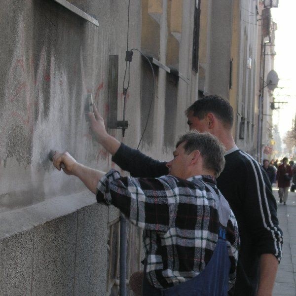 Bazgroły nie zasługujące na miano graffiti  usunięto wczoraj wczesnym rankiem