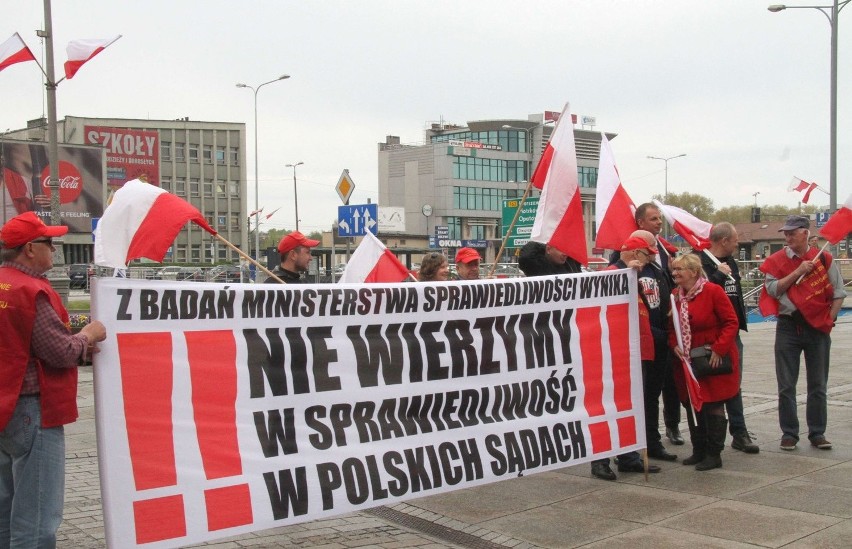 Liroy poprowadził w Kielcach marsz. Z małym opóźnieniem (ZDJĘCIA)