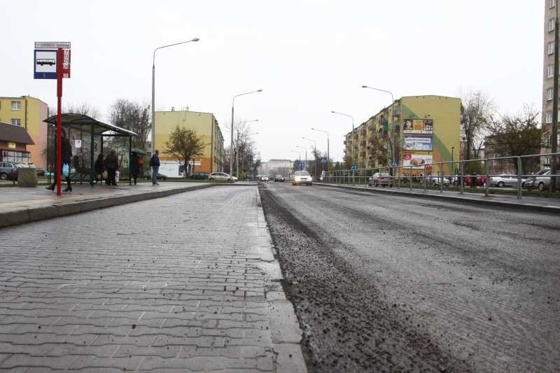 Na ulicy Chrobrego trwa frezowanie asfaltu.